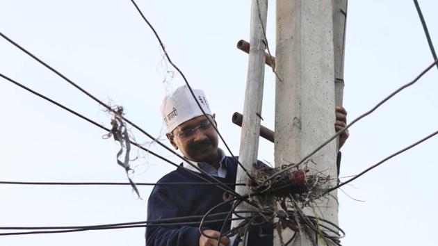 Arvind Kejriwal restore the Electric supply from pole which was disconnected by Tata Power Delhi Distribution Ltd, due to the unpaid bill of a residence at Begam Vihar on February 8, 2013 in New Delhi.(Photo: Sunil Saxena/ Hindustan Times) Arvind Kejriwal restore the Electric supply from pole which was disconnected by Tata Power Delhi Distribution Ltd, due to the unpaid bill of a residence at Begam Vihar on February 8, 2013 in New Delhi.(Photo: Sunil Saxena/ Hindustan Times)