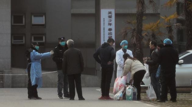 Medical staff and security personnel stop patients' family members from being too close to the Jinyintan hospital, where the patients with pneumonia caused by the new strain of coronavirus are being treated, in Wuhan, Hubei province, China January 20, 2020.(REUTERS) Medical staff and security personnel stop patients' family members from being too close to the Jinyintan hospital, where the patients with pneumonia caused by the new strain of coronavirus are being treated, in Wuhan, Hubei province, China January 20, 2020.(REUTERS)