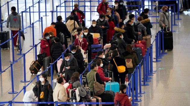 Passengers wearing masks are seen at the Pudong International Airport in Shanghai, China January 27, 2020.(REUTERS)