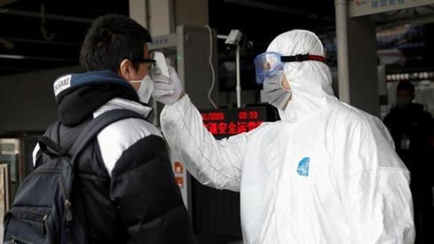 A worker in protective suit uses a thermometer to check the temperature of a man while he enters the Xizhimen subway station, as the country is hit by an outbreak of the new coronavirus, in Beijing, China January 27, 2020. REUTERS/Carlos Garcia Rawlins(REUTERS) A worker in protective suit uses a thermometer to check the temperature of a man while he enters the Xizhimen subway station, as the country is hit by an outbreak of the new coronavirus, in Beijing, China January 27, 2020. REUTERS/Carlos Garcia Rawlins(REUTERS)