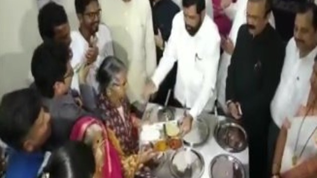 Maharashtra government rolled out ‘Shiv Bhojan’ scheme to provide meals for Rs 10 in the state. State Cabinet Minister Eknath Shinde inaugurated the scheme at a Thane-based centre. (ANI photo)