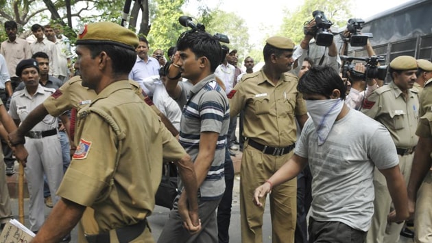 Delhi Police personals produced 16 December bus gang rape accused Akshay Thakur, Pawan Gupta, at Delhi High Court in New Delhi.(Photo: ANI) Delhi Police personals produced 16 December bus gang rape accused Akshay Thakur, Pawan Gupta, at Delhi High Court in New Delhi.(Photo: ANI)