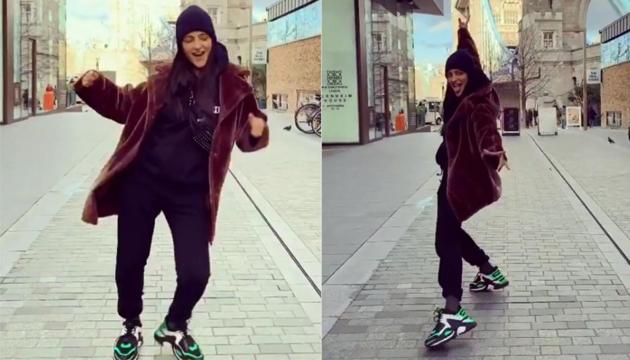 Shruti Haasan does dweeby dance on a London street.