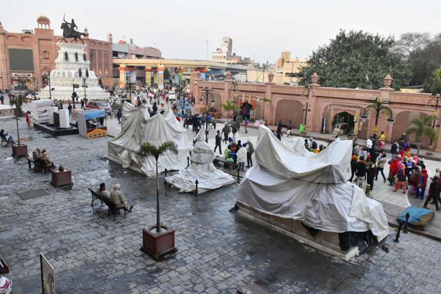 Covered statues(Sameer Sehgal) Covered statues(Sameer Sehgal)