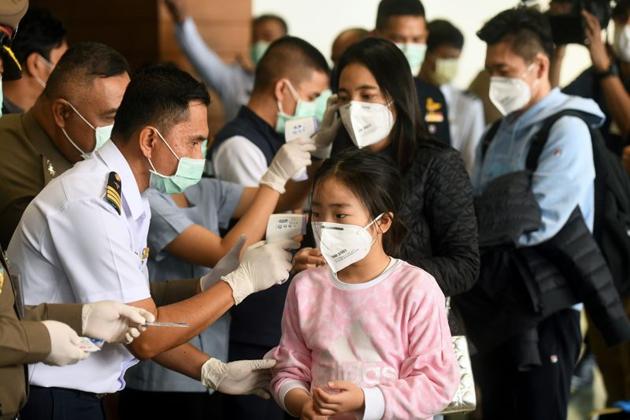 Health workers use infrared thermometers to check the temperature of tourists who arrive at Bangkok's Don Mueang Airport, Thailand, January 25, 2020. Picture taken January 25, 2020. REUTERS/Panumas Sanguanwong NO RESLAES. NO ARCHIVES.(REUTERS) Health workers use infrared thermometers to check the temperature of tourists who arrive at Bangkok's Don Mueang Airport, Thailand, January 25, 2020. Picture taken January 25, 2020. REUTERS/Panumas Sanguanwong NO RESLAES. NO ARCHIVES.(REUTERS)