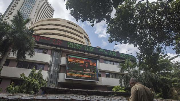Not everyone is faring poorly. India’s stock markets have been hitting record highs, bringing cheer to investors with enough cash to plough into equities. A report by the charity Oxfam published last week said the wealth of India’s top one percent increased by a staggering 46% over the past year. (Pratik Chorge / HT Photo) Not everyone is faring poorly. India’s stock markets have been hitting record highs, bringing cheer to investors with enough cash to plough into equities. A report by the charity Oxfam published last week said the wealth of India’s top one percent increased by a staggering 46% over the past year. (Pratik Chorge / HT Photo)