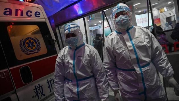 Faced with a congested medical system, authorities are racing to build two hospitals of over a thousand beds each within two weeks, and deployed hundreds of medical reinforcements to Wuhan. The vast majority of cases have been reported in Hubei, and several Wuhan residents said they think the figure is far below the real number.One person said there were “many deaths” in the hospital, and he did not believe the bodies were properly removed. “It was like a horror movie,” he said. (Hector RETAMAL / AFP) Faced with a congested medical system, authorities are racing to build two hospitals of over a thousand beds each within two weeks, and deployed hundreds of medical reinforcements to Wuhan. The vast majority of cases have been reported in Hubei, and several Wuhan residents said they think the figure is far below the real number.One person said there were “many deaths” in the hospital, and he did not believe the bodies were properly removed. “It was like a horror movie,” he said. (Hector RETAMAL / AFP)