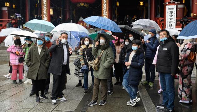 Tourist wearing face masks gather in front of the Sensoji temple in the Asakusa district of Tokyo, Japan, on Tuesday. Japan is making arrangements with the Chinese government for chartered flights to repatriate Japanese from Wuhan in response to the novel coronavirus outbreak.(Bloomberg Photo) Tourist wearing face masks gather in front of the Sensoji temple in the Asakusa district of Tokyo, Japan, on Tuesday. Japan is making arrangements with the Chinese government for chartered flights to repatriate Japanese from Wuhan in response to the novel coronavirus outbreak.(Bloomberg Photo)