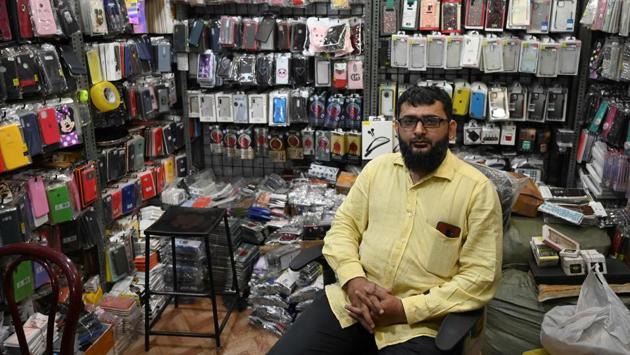 As the “feel-good factor” evaporates for everyone in India except the super-rich, consumers are cautious about spending on non-essential goods. Shopkeeper Aslam Malkani, whose Mumbai store stocks smartphone accessories, told AFP sales had plunged more than 80% over the past eight months. (Punit Paranjpe / AFP) As the “feel-good factor” evaporates for everyone in India except the super-rich, consumers are cautious about spending on non-essential goods. Shopkeeper Aslam Malkani, whose Mumbai store stocks smartphone accessories, told AFP sales had plunged more than 80% over the past eight months. (Punit Paranjpe / AFP)