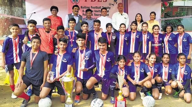 Vidya Bhavan School’s boys and girls teams with their coaches and school staff.(HT PHOTO)