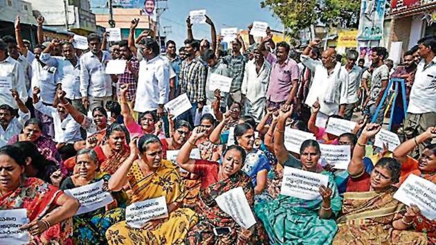 Villagers from Mandadam block a road during a protest against the statement of chief minister YS Jagan Mohan Reddy proposing three capitals for the state, in Guntur district.(PTI) Villagers from Mandadam block a road during a protest against the statement of chief minister YS Jagan Mohan Reddy proposing three capitals for the state, in Guntur district.(PTI)