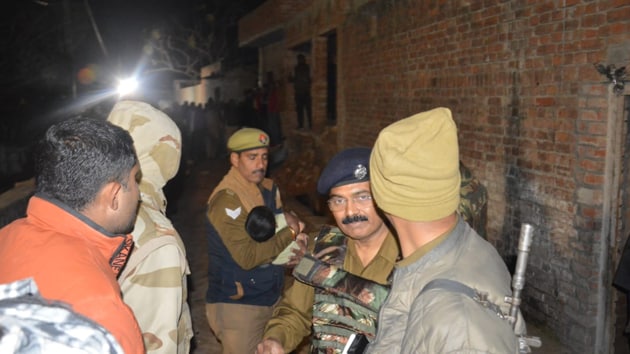 Police personnel at the hostage site in Uttar Pradesh’s Farrukhabad on Thursday night. The hostage taker was killed.(HT PHOTO.)
