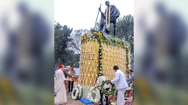 Bengal governor Jagdeep Dhankhar pays homage to Mahatma Gandhi on his death anniversary.(PTI) Bengal governor Jagdeep Dhankhar pays homage to Mahatma Gandhi on his death anniversary.(PTI)