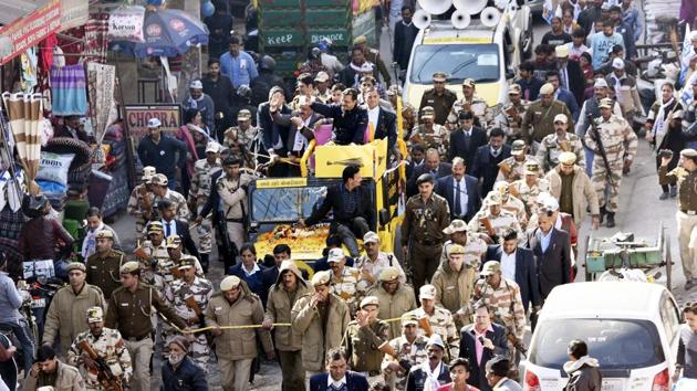 Delhi chief minister Arvind Kejriwal is surrounded by police personnel as he waves during a road show for Janakpuri constituency ahead of the Delhi Vidhan Sabha elections in New Delhi.(Vipin Kumar /HT PHOTO) Delhi chief minister Arvind Kejriwal is surrounded by police personnel as he waves during a road show for Janakpuri constituency ahead of the Delhi Vidhan Sabha elections in New Delhi.(Vipin Kumar /HT PHOTO)