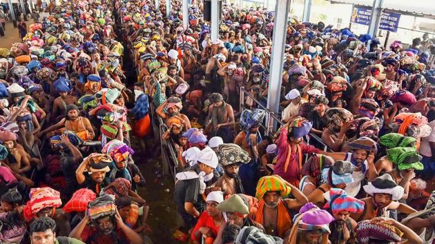 Devotees queue up to offer prayers at Lord Ayyappa temple in Sabarimala.(PTI Photo) Devotees queue up to offer prayers at Lord Ayyappa temple in Sabarimala.(PTI Photo)