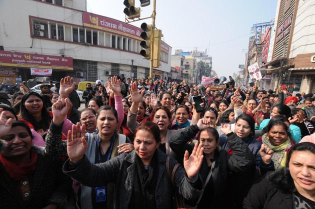 Bank employees protesting in Jalandhar.(Pardeep Pandit/HT)