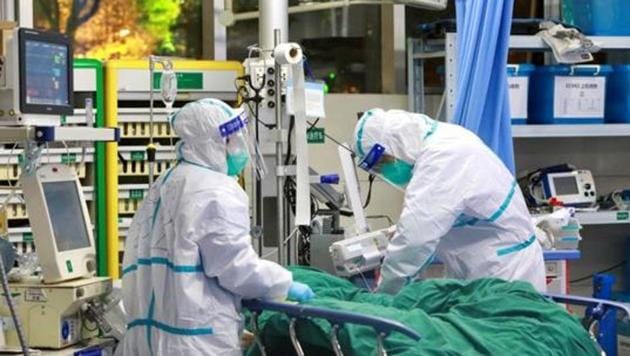 Medical staff in protective suits treat a patient with pneumonia caused by the new Coronavirus at the Zhongnan Hospital of Wuhan University in Wuhan, China.(REUTERS PHOTO.) Medical staff in protective suits treat a patient with pneumonia caused by the new Coronavirus at the Zhongnan Hospital of Wuhan University in Wuhan, China.(REUTERS PHOTO.)