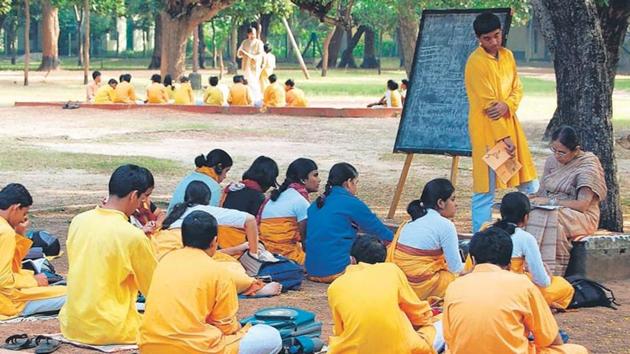 Students attend an outdoor class on the Visva-Bharati campus.(HT PHOTO.)