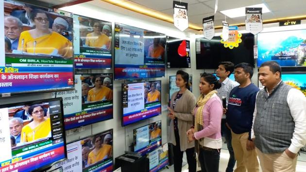 People watching budget by finance minister, at road side showroom in Patna on Saturday. (AP Dube/ HT) People watching budget by finance minister, at road side showroom in Patna on Saturday. (AP Dube/ HT)