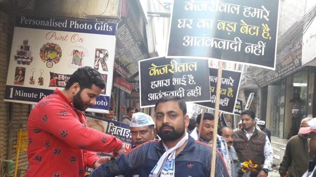 AAP supporters during a campaign for Delhi Assembly Eldection in west Delhi’s Dashrathpuri on Friday, Jan 31, 2020.(Abhishek Dey / HT Photo)