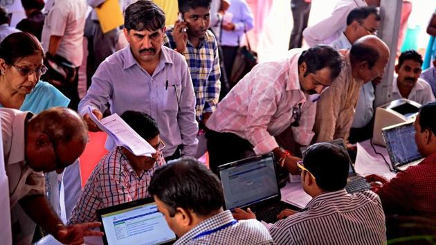 “Those earning between Rs 7.5 lakh and Rs 10 lakh will pay an income tax of 15%. For income between Rs 10 to Rs 12.5 lakh, the new tax rate is 20% and for income between Rs 12.5 lakh and Rs15 lakh, the revised tax rate will be 25%,” said the minister on I-T rates. Around 70 of more than 100 income tax deductions and exemptions have been removed, in order to simplify tax system and lower tax rates. (Pradeep Gaur / Mint Archive) 