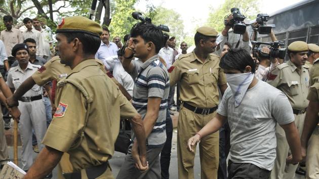 Delhi Police personals produced 16 December bus gang rape accused Akshay Thakur and Pawan Gupta, in court(Photo: Sonu Mehta/ Hindustan Times)