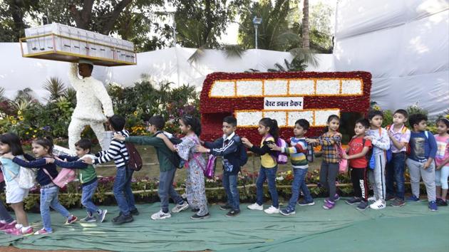 People visit horticulture exhibition held by Brihanmumbai Municipal Corporation at Veermata Jijabai Bhosale Udyan, in Mumbai, on Friday.(Anshuman Poyrekar/HT Photo)