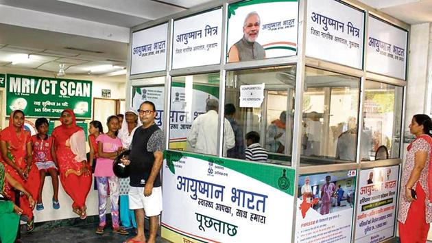 Patients queue up at a civil hospital in Gurugram on October 8, 2018.(Yogendra Kumar/HT PHOTO)