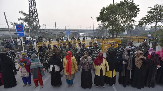 Women form a preventive human chain between security personnel and demonstrators after a second incident of firing during the ongoing protest against Citizenship Amendment Act (CAA), National Register of Citizens (NRC) and National Population Register (NPR), at Shaheen Bagh, in New Delhi. (Sanjeev Verma / HT Photo)