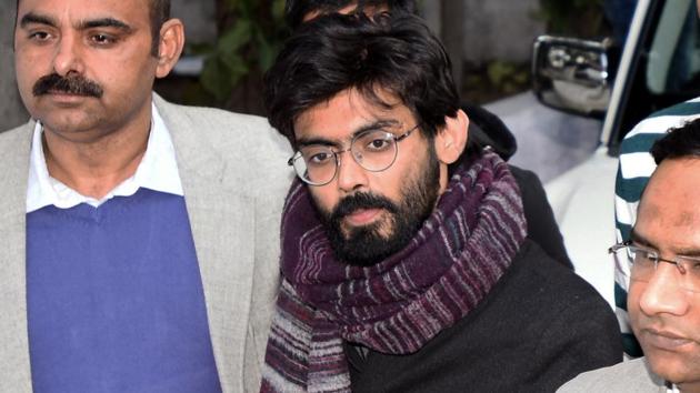 Sharjeel Imam is taken by Crime branch officials to Saket court after his arrest from Bihar, at Delhi Police Crime Branch office, Chanakyapuri in New Delhi. (Amal KS / HT Photo)