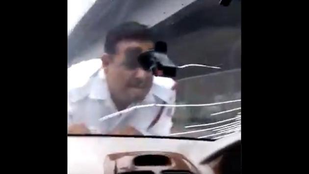 Man Drags Traffic Cop On Cars Bonnet For 2 Kms In Delhi Watch Trending Hindustan Times 9779