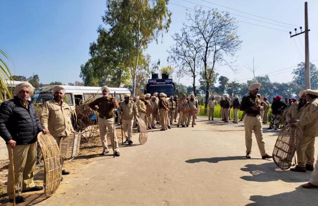 Police deployed en route the venue of Sikh preacher Ranjit Singh Dhadrianwale’s religious discourse at Gidrani village near Lehragaga town of Sangrur district on Monday.(HT Photo)