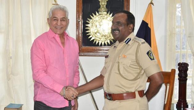 Actor Dalip Tahil with UT Pawar, superintendent of Yerawada Central Jail. Actor Dalip Tahil with UT Pawar, superintendent of Yerawada Central Jail.