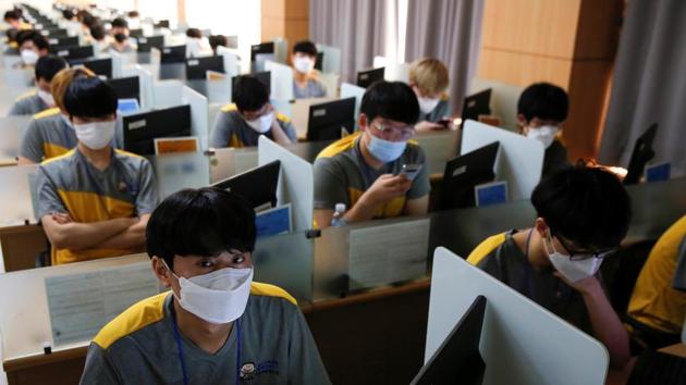 China imposed a lockdown Sunday on a major city far from the epicentre of the coronavirus epidemic, as its death toll from the disease soared to 361 (REUTERS) China imposed a lockdown Sunday on a major city far from the epicentre of the coronavirus epidemic, as its death toll from the disease soared to 361 (REUTERS)