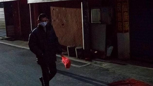 A man wears a face mask in a deserted market alley in Jiujiang, Jiangxi province, China, as the country is hit by an outbreak of a new coronavirus, February 1, 2020. (REUTERS) A man wears a face mask in a deserted market alley in Jiujiang, Jiangxi province, China, as the country is hit by an outbreak of a new coronavirus, February 1, 2020. (REUTERS)