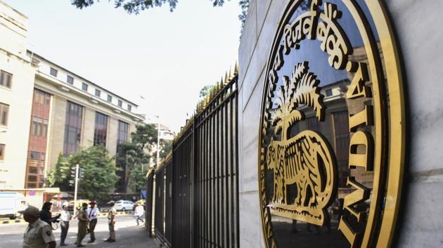 The RBI said increasing insurance cover on bank deposits from Rs 1 lakh to Rs 5 lakh has been done with a view to providing a greater measure of protection to depositors.(HT File)