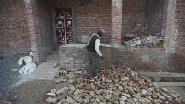 When 37-year-old Subhash Batham walked out of jail early December after spending a month behind bars for an alleged jewellery theft, he had only one goal in mind: building a new house. Over the next few weeks, neighbours saw Batham and his wife, Ruby, toiling round-the-clock to construct a brick house consisting of a 8x10-feet bedroom without any windows, a slightly larger store room, and a mud backyard covered by an asbestos sheet. No mason or labourer was hired. (Burhaan Kinu / HT Photo)