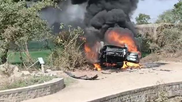 Farmers car was set afire by villagers who apprehended them believing them to be child-lifters. (Sourced Photo) Farmers car was set afire by villagers who apprehended them believing them to be child-lifters. (Sourced Photo)
