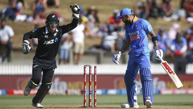 Tom Latham of New Zealand celebrates the wicket of Virat Kohli(Getty Images)