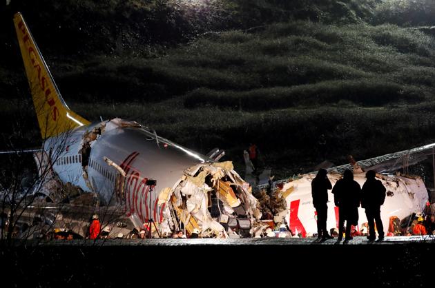 Police officers inspect the Pegasus Airlines Boeing 737-86J plane, that overran the runway during landi/Murad Sezer TPX IMAGES OF THE DAY (REUTERS)