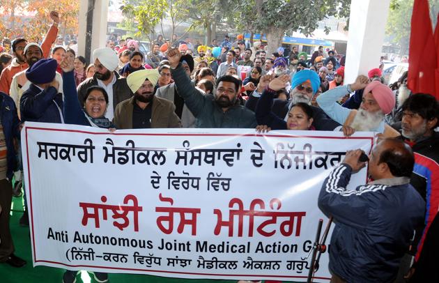 Members of autonomous joint medical action group holding a protest against Punjab govt (Bharat Bhushan/HT) Members of autonomous joint medical action group holding a protest against Punjab govt (Bharat Bhushan/HT)