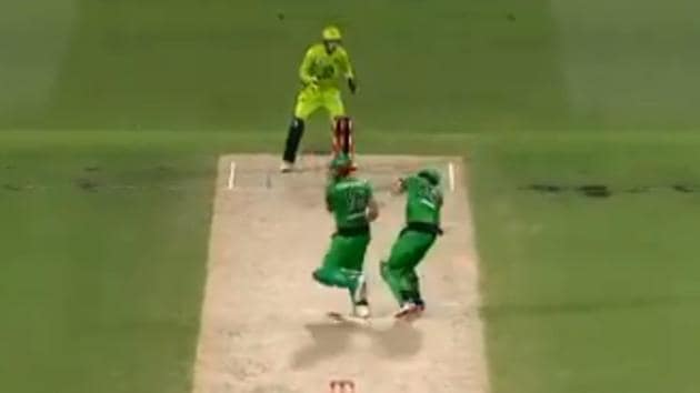 Nick Larkin crashes into teammate Marcus Stoinis, survives freak dismissal(BBL/ Twitter)