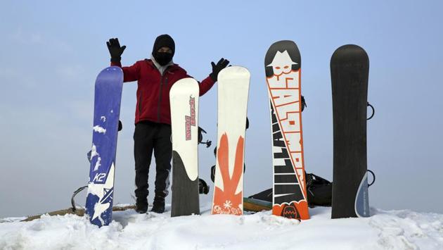 These days, Hayat and handful of federation members hit the slopes outside Kabul each weekend, usually with around a dozen male and female students and plenty of spectators. They come for the free training on a snowy hillside west of the capital, often shrouded in pale grey mist. (Rahmat Gul / AP)