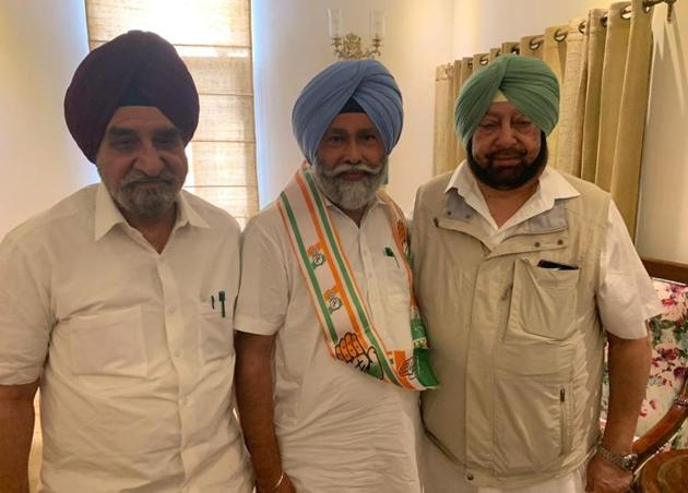 Mansa MLA Nazar Singh Manshahia (centre) with Punjab chief minister Capt Amarinder Singh (right) and animal husbandry minister Tript Rajinder Singh Bajwa after switching sides from the Aam Aadmi Party to the Congress before the 2019 Lok Sabha elections.(HT file photo)