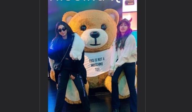 Janhvi Kapoor and Khushi pose together in this throwback pic.