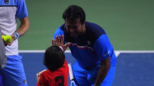 Indian tennis great Leander Paes with a young fan.(Tata Open)