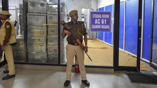 Security personnel stand guard outside the strong room on the eve of Delhi Assembly elections, at Akshardham in New Delhi, Friday, Feb. 7, 2020.(PTI photo)