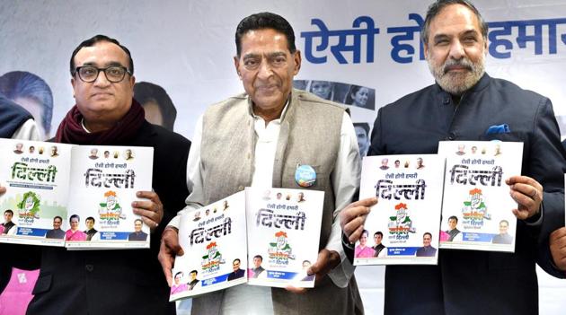 Congress leaders Ajay Maken, Subhash Chopra, Anand Sharma and others release the party’s manifesto for Delhi Assembly elections at DPCC office. (Arvind Yadav / HT Photo)