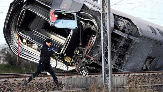 An emergency personnel works after a high speed train travelling from Milan to Bologna derailed killing at least two people near Lodi, Italy. (Flavio Lo Scalzo / REUTERS)