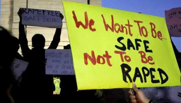 Hundreds of agitated people gathered at India Gate demanding strong action against those involved in brutal rape of a student in Delhi.(Saarthak Aurora/ HT Photo)